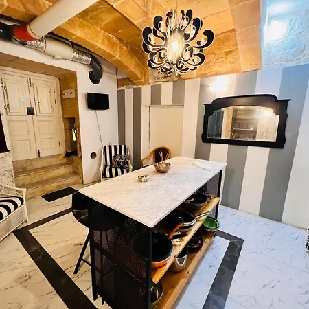 Cozy Charming Townhouse Prime Area