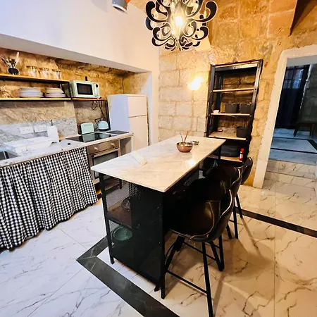 Cozy Charming Townhouse Prime Area