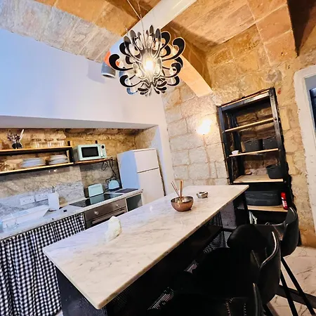 Cozy Charming Townhouse Prime Area *