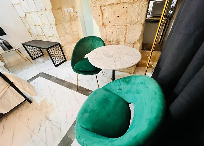 Cozy Charming Townhouse Prime Area Apartment