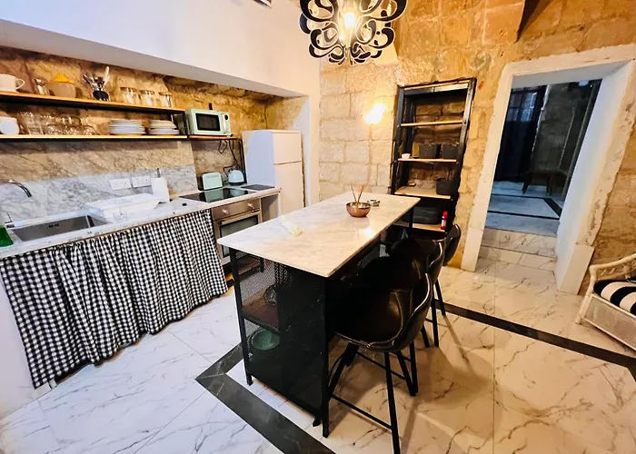 Cozy Charming Townhouse Prime Area