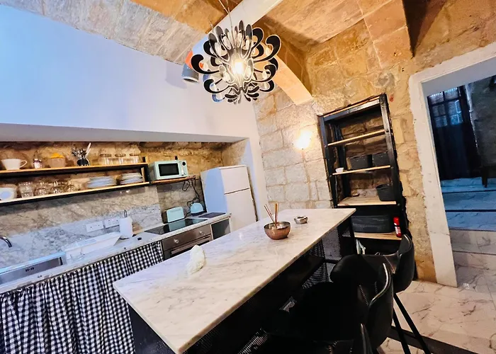 Cozy Charming Townhouse Prime Area *