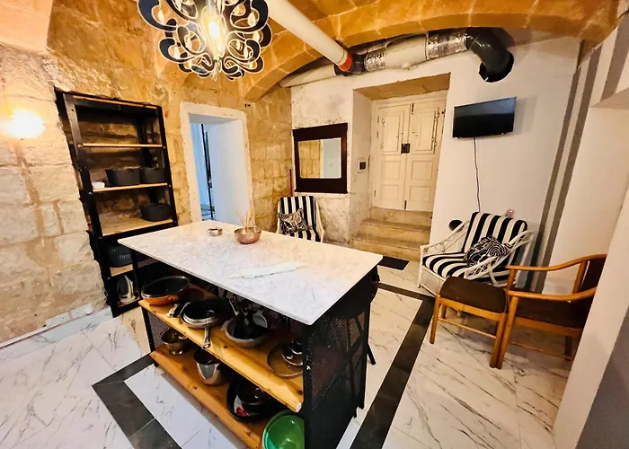 Cozy Charming Townhouse Prime Area Apartment